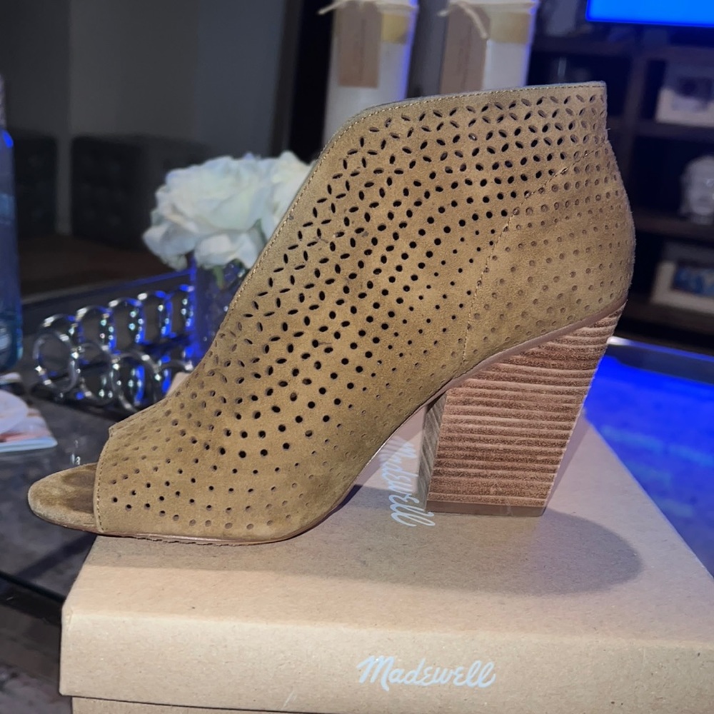 Vince Camuto Block Heel Peep Toe Booties. Size 9.5.